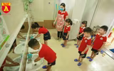 Cận cảnh bữa ăn bán trú của học sinh trong ngày đầu đi học